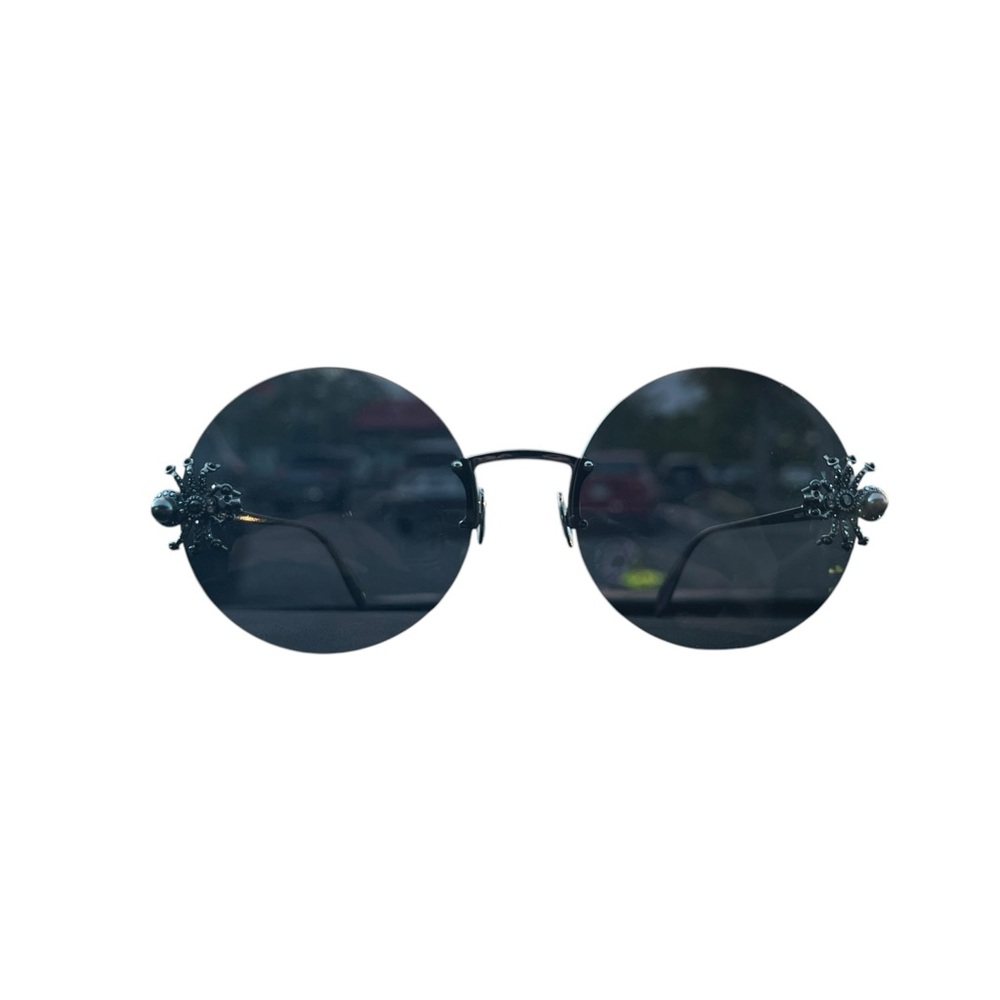 𝐀𝐋𝐄𝐗𝐀𝐍𝐃𝐄𝐑 𝐌𝐂𝐐𝐔𝐄𝐄𝐍 Spider Embellished Round Oversized Sunglasses